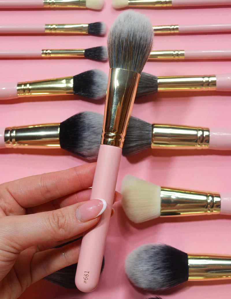 #681 Grande brosse moelleuse multi-usage pour le visage