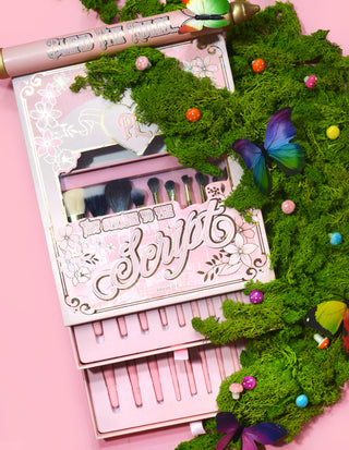 P.Louise ne s'en tient pas au jeu de pinceaux de script