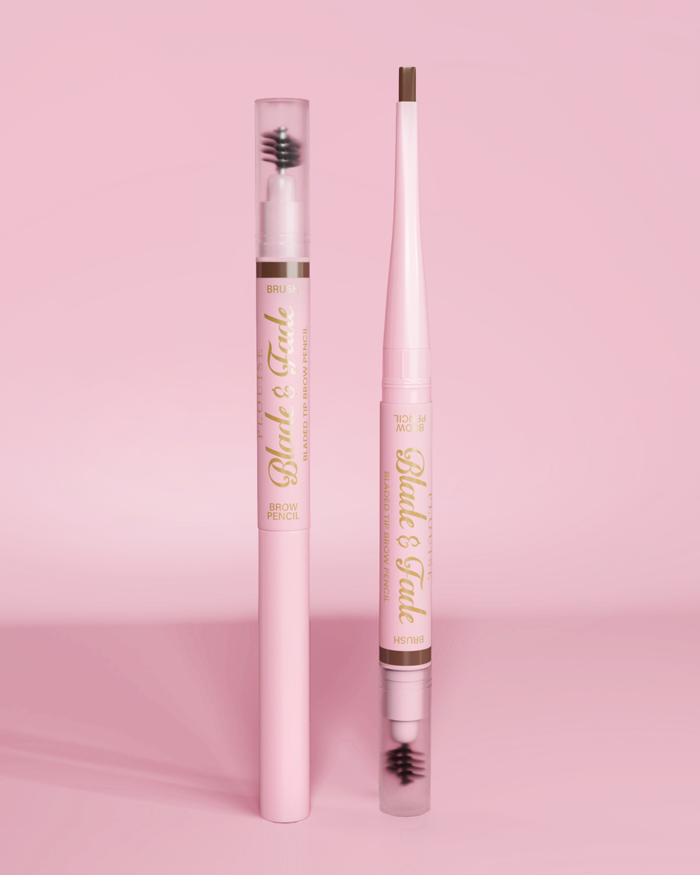 Une image de deux crayons à sourcils P.Louise Blade & Fade avec pinceau, l'un avec le couvercle posé et l'autre sans le couvercle, montrant la lame sur un fond rose.