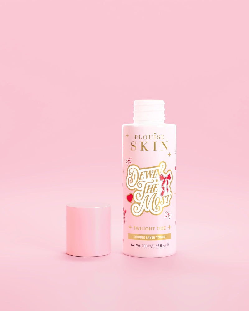 Bouteille rose de toner double couche P.Louise Dewin The MOst avec des motifs d'arcs rouges sur fond rose