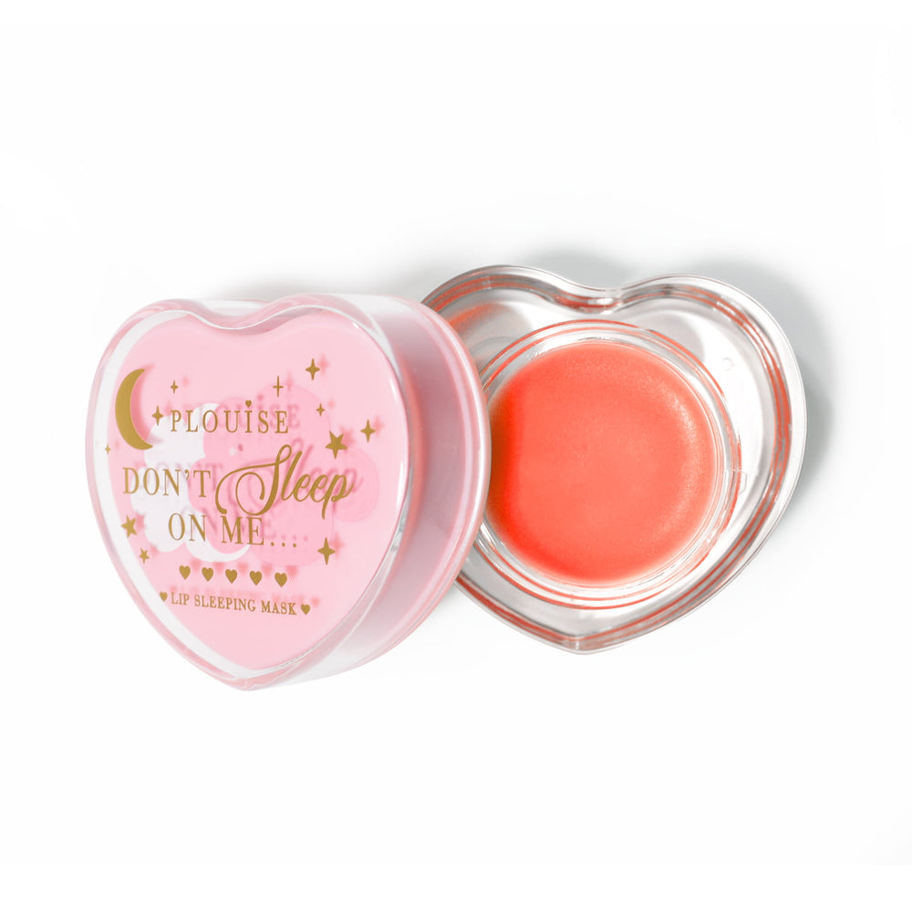 Masque de sommeil à lèvres en forme de coeur rose avec le couvercle retiré sur fond blanc