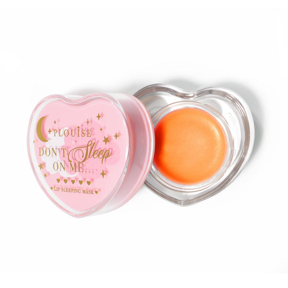 Masque de sommeil à lèvres en forme de coeur rose avec le couvercle retiré sur fond blanc