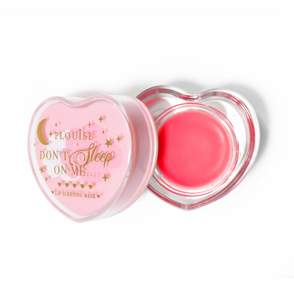 Masque de sommeil à lèvres en forme de coeur rose avec le couvercle retiré sur fond blanc