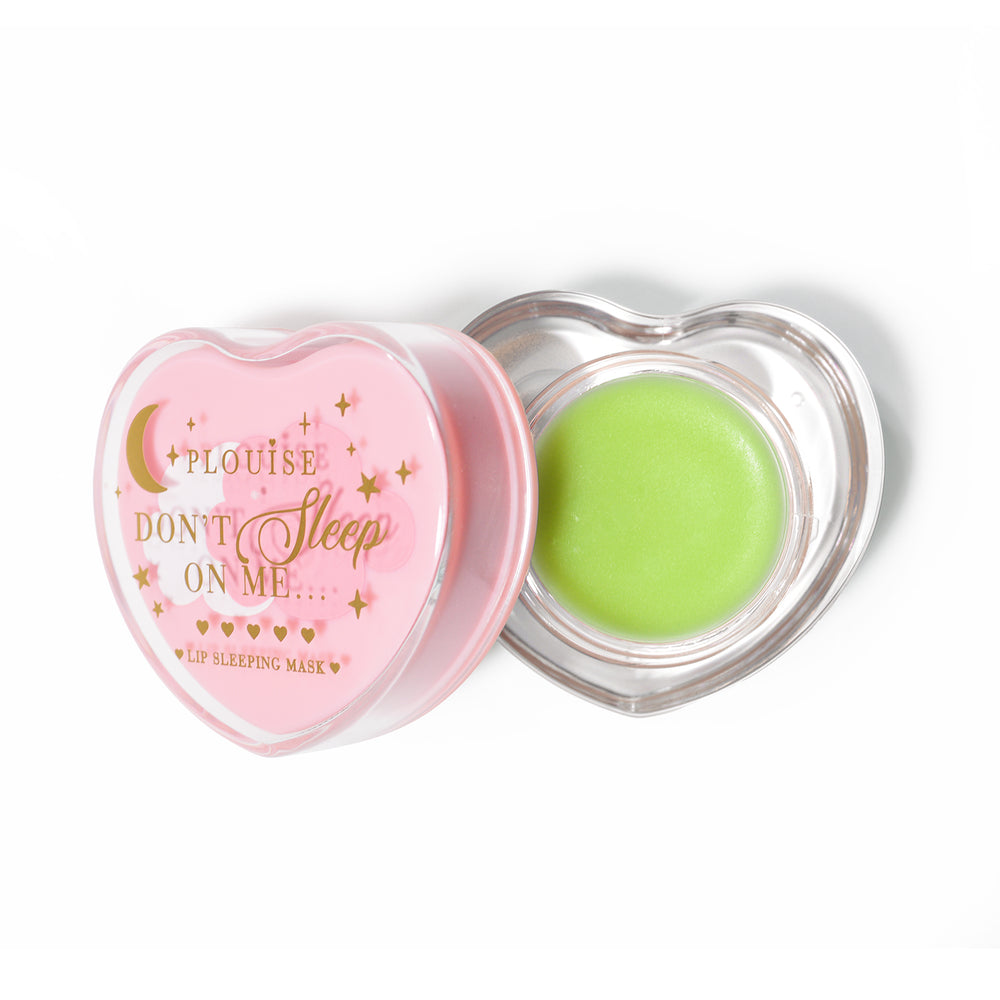 Masque de sommeil à lèvres en forme de coeur rose avec le couvercle retiré sur fond blanc