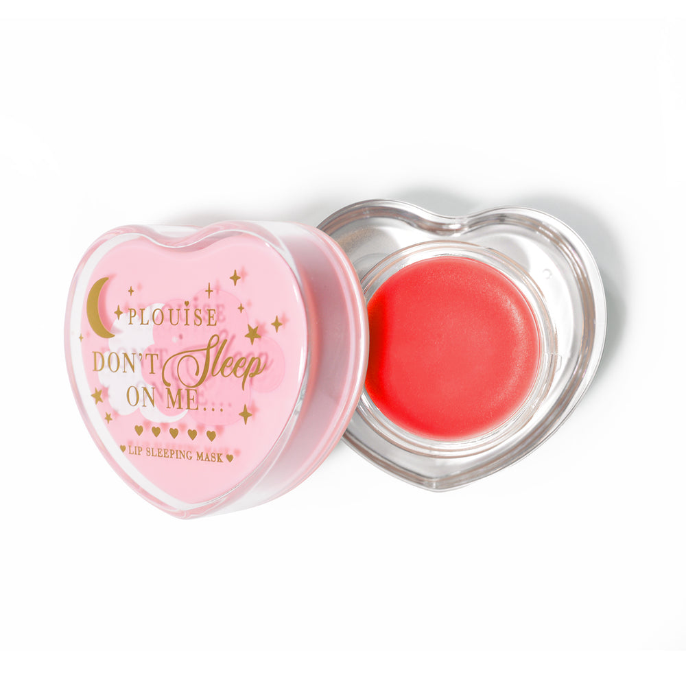 Masque de sommeil à lèvres en forme de coeur rose avec le couvercle retiré sur fond blanc