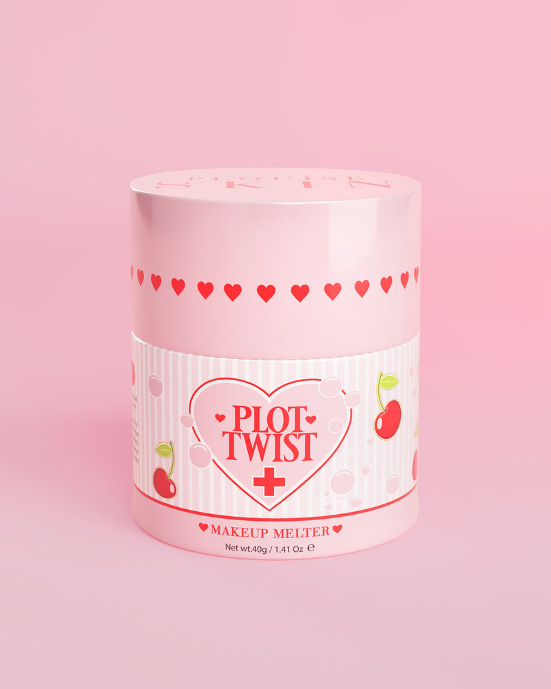 Un contenant rose de baume nettoyant fondant P.Louise Plot Twist Makeup avec des motifs de coeur et de cerise sur l'étiquette sur fond rose