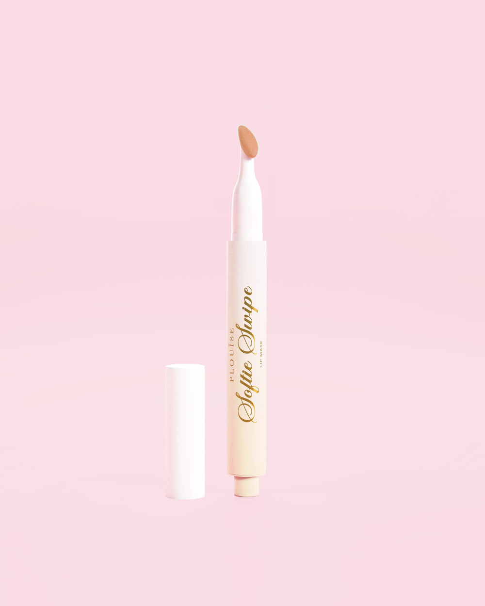 Une image montrant le masque à lèvres teinté P.Louise Softie Swipe dans la teinte Barely There sur un fond rose