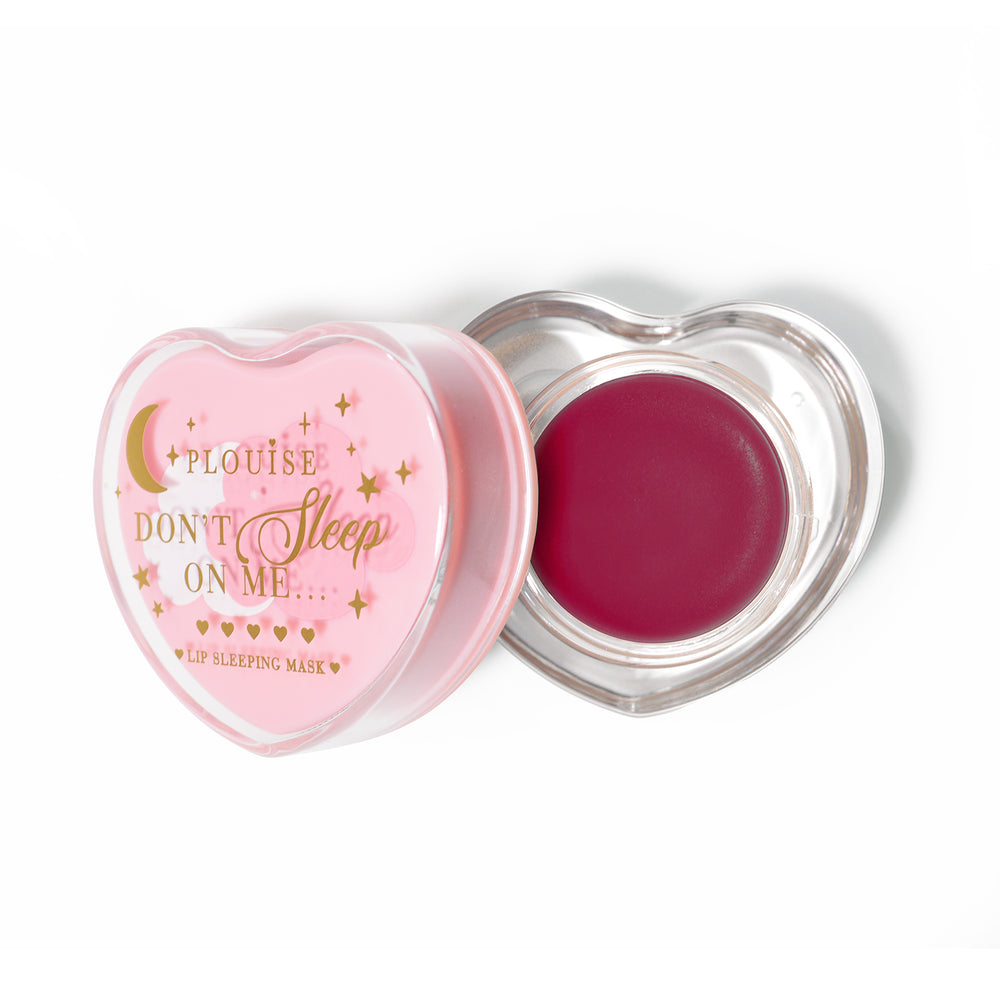 Masque de sommeil à lèvres en forme de coeur rose avec le couvercle retiré sur fond blanc