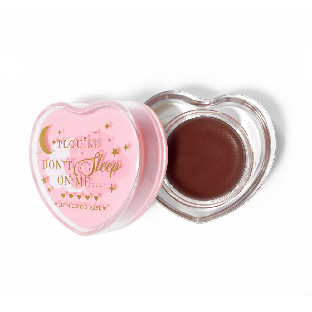 Masque de sommeil à lèvres en forme de coeur rose avec le couvercle retiré sur fond blanc