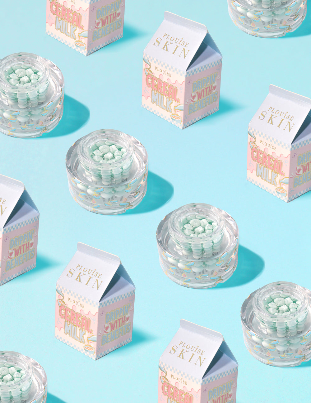 Récipients transparents de crème capsule de vitamine C P.Louise Dose of Dreams avec une capsule bleue à l'intérieur entourée de cartons de lait