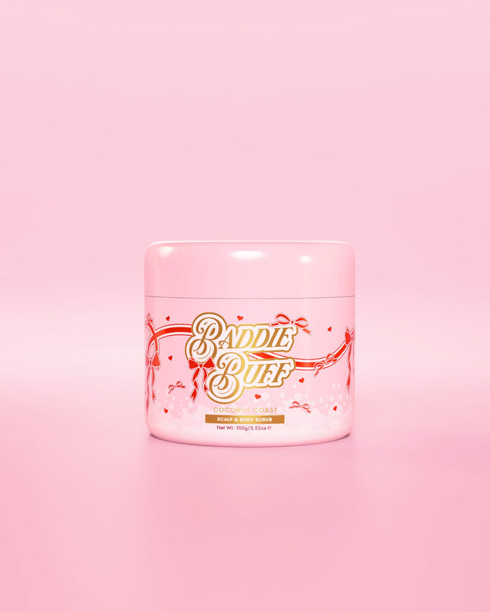 Un bain rose P.Louise ou un gommage au sucre pour le cuir chevelu et le corps Baddie Buff à Coconut Coast