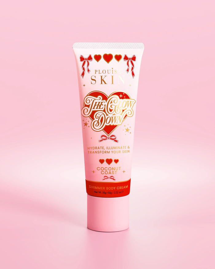 Tube rose de crème pour le corps scintillante P.Louise The Glow Down au parfum Coconut Coast sur fond rose