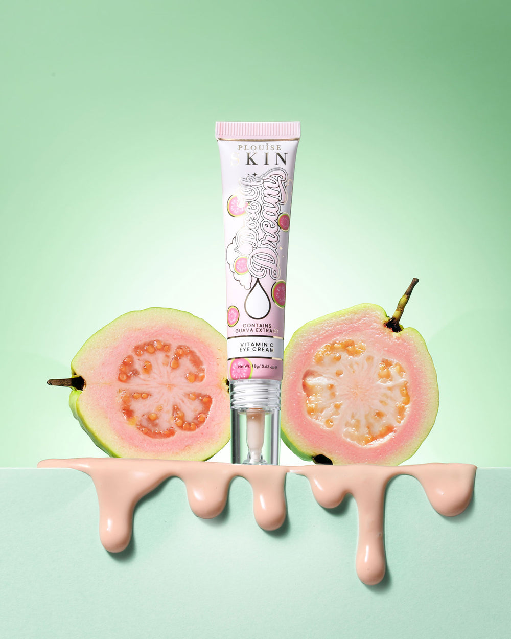 Tube de crème éclaircissante pour les yeux à la vitamine C P.Louise Dose Of Dreams entouré de fruits de goyave sur fond vert
