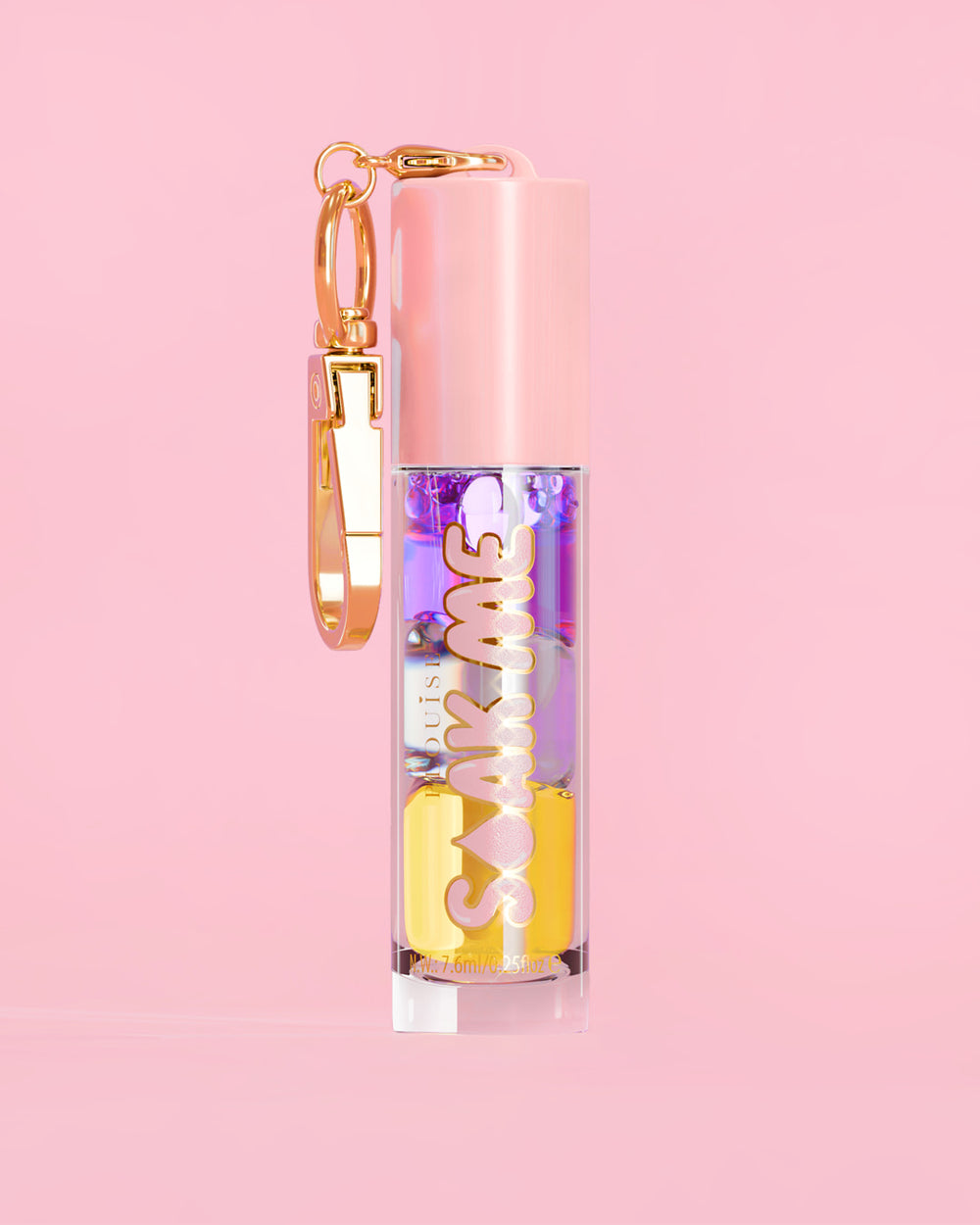 P. Louise Soak Me Lip Oil avec de l'huile en couches colorées dans un tube rose avec un fermoir doré sur fond rose