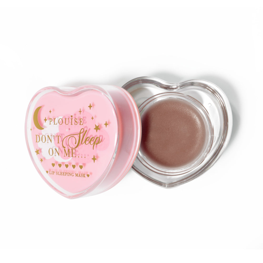 Masque de nuit à lèvres en forme de coeur rose au chocolat parfumé sur fond blanc