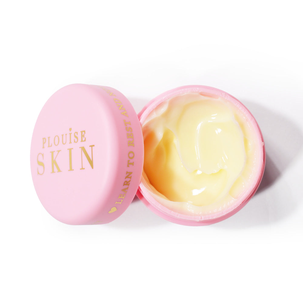 Un pot rose ouvert de crème pour les yeux Give It A Rest de P.Louise montrant la crème hydratante teintée jaune à l'intérieur