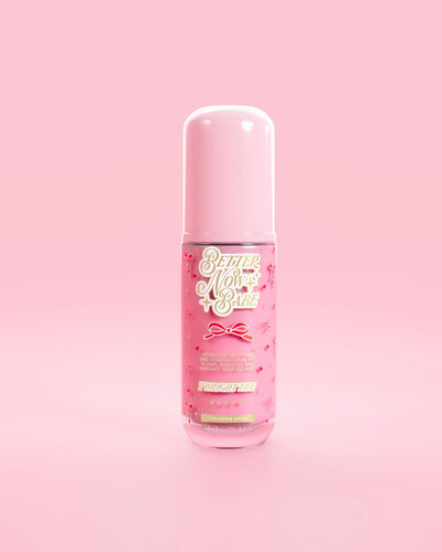 Voir à travers le flacon rose de sérum réparateur de barrière rose P.Louise Better Now Babe au parfum Twilight Tide sur fond rose