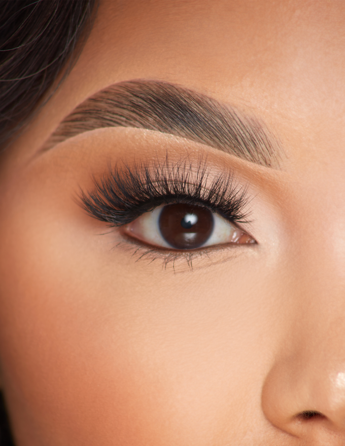 Faux cils scintillants d'espoir
