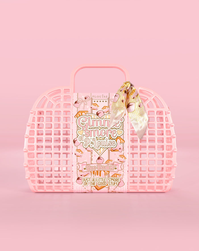 Panier boo style gaufré rose avec un produit à l'intérieur sur fond rose
