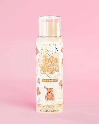 Bouteille de l'eau micellaire P.Louise Just A Swipe dans un gâteau à la noix de coco sur fond rose
