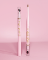 Une image de deux crayons à sourcils P.Louise Blade & Fade avec pinceau, l'un avec le couvercle posé et l'autre sans le couvercle, montrant la lame sur un fond rose.