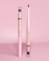 Une image de deux crayons à sourcils P.Louise Blade & Fade avec pinceau, l'un avec le couvercle posé et l'autre sans le couvercle, montrant la lame sur un fond rose.