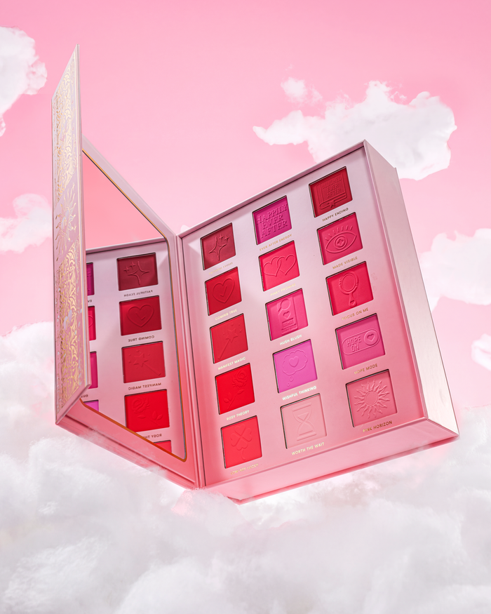 Palette de fards à joues Pink P.Louise Blushed Ever After faisant partie du coffret de maquillage Manifest The Magic Storybook