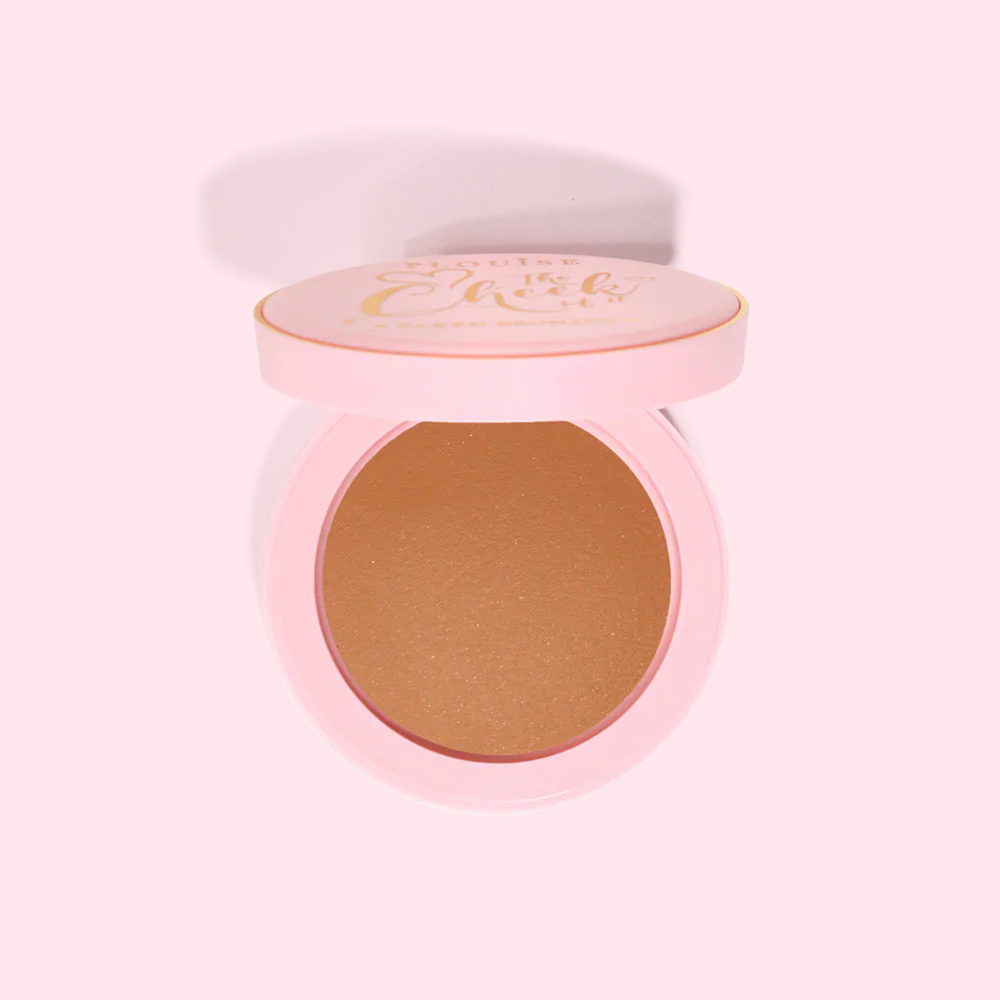 Poudre bronzante compacte cuite au four P.Louise dans un étui rose sur fond rose clair