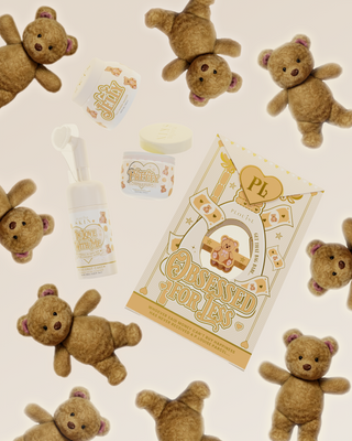 Image du coffret de soins P.Louise Teddy Coconut Cake Obsessed For Less entouré d'ours en peluche sur fond rose