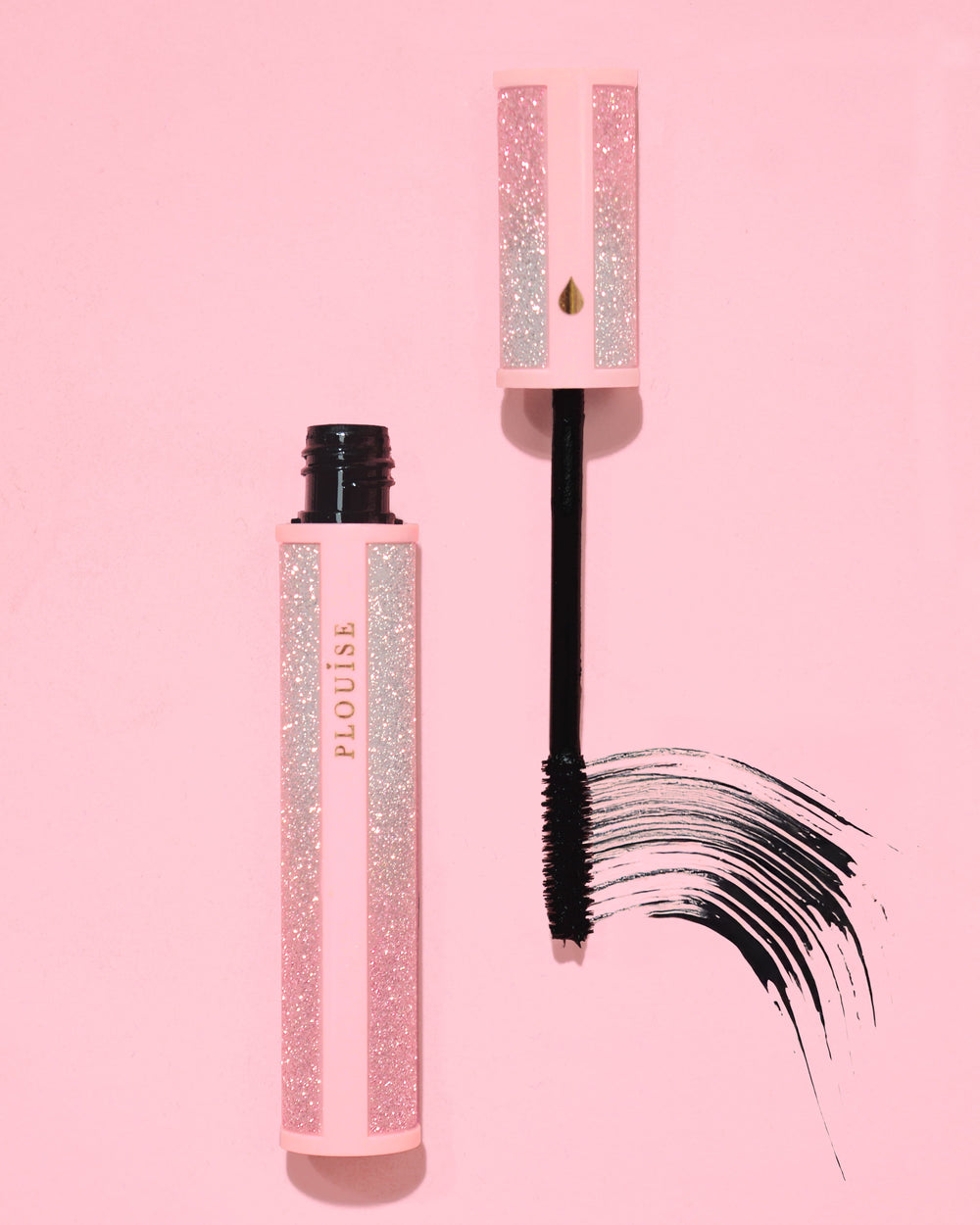 Mascara P.Louise Cry Baby rose pailleté avec baguette noire sur fond rose