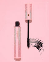 Mascara P.Louise Cry Baby rose pailleté avec baguette noire sur fond rose
