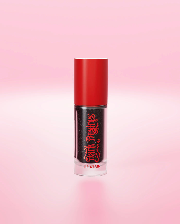 Un rouge à lèvres P.Louise noir à couleur changeante avec capuchon rouge sur fond rose