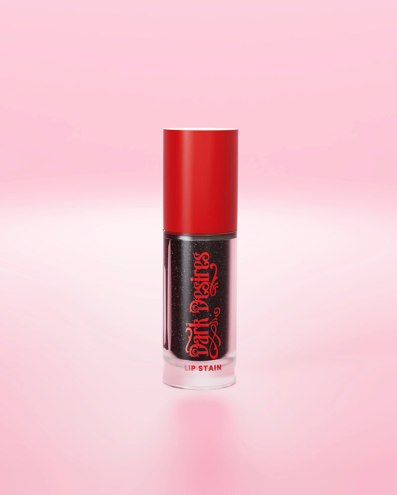Un rouge à lèvres P.Louise noir à couleur changeante avec capuchon rouge sur fond rose