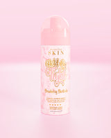 Bouteille rose de P.Louise Hond On Tight, spray fixateur de rosée et adhérent, dans un shortcake aux fraises
