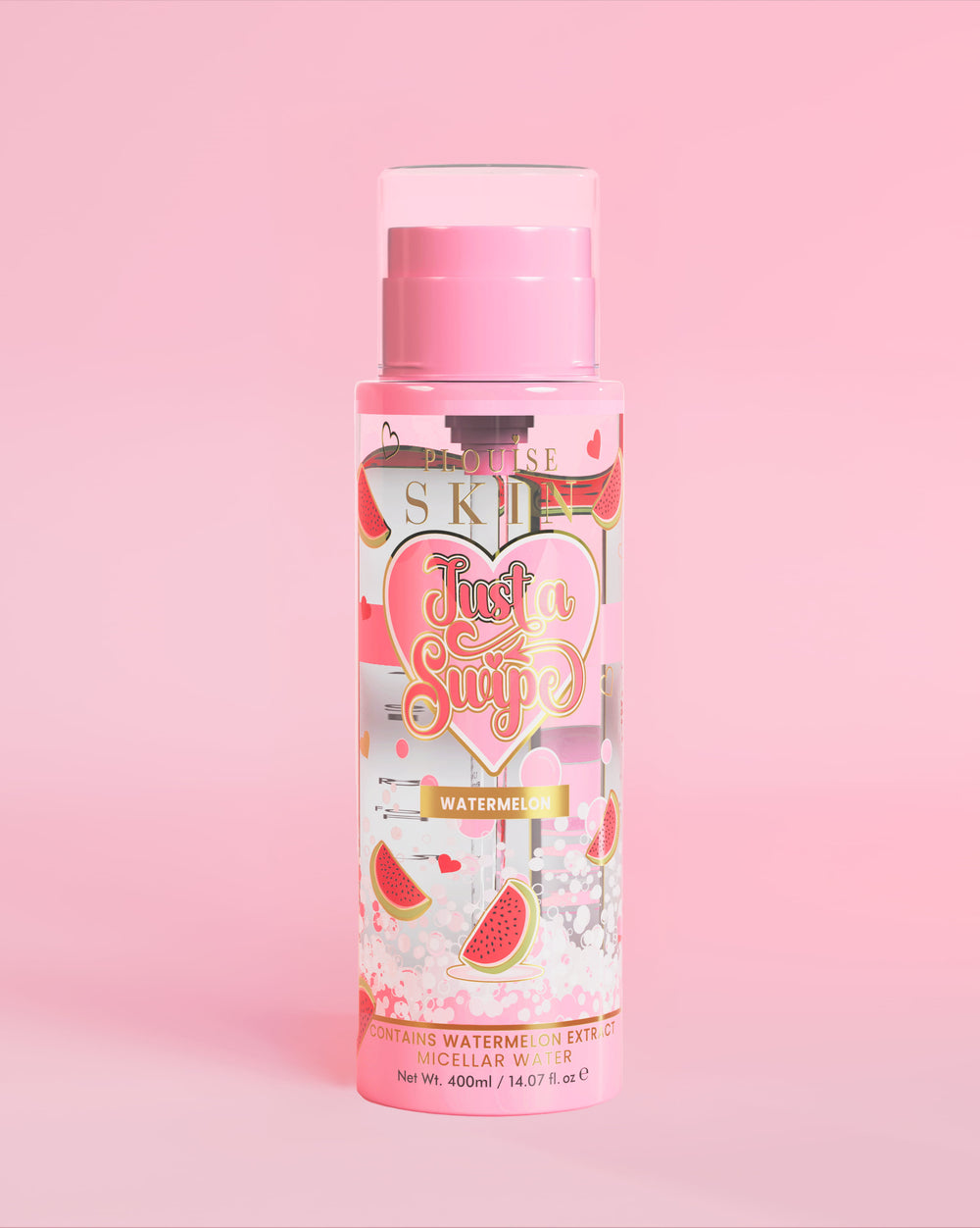 Une bouteille d'eau micellaire parfumée à la pastèque P. Louise Just A Swipe avec un motif pastèque sur la bouteille sur fond rose