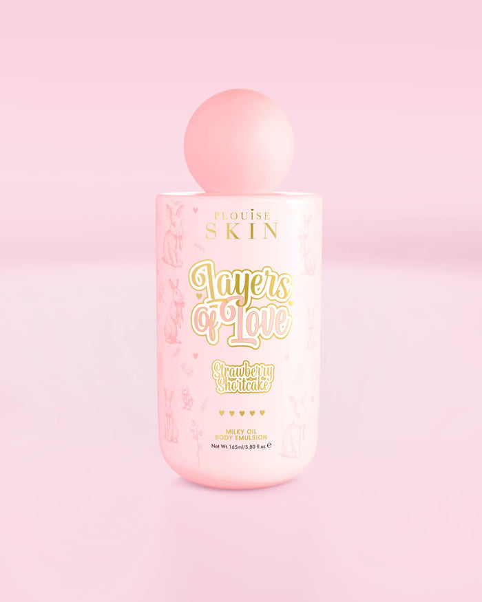 Bouteille rose d'émulsion corporelle à l'huile lactée Layers Of Love de P.Louise au parfum de shortcake aux fraises
