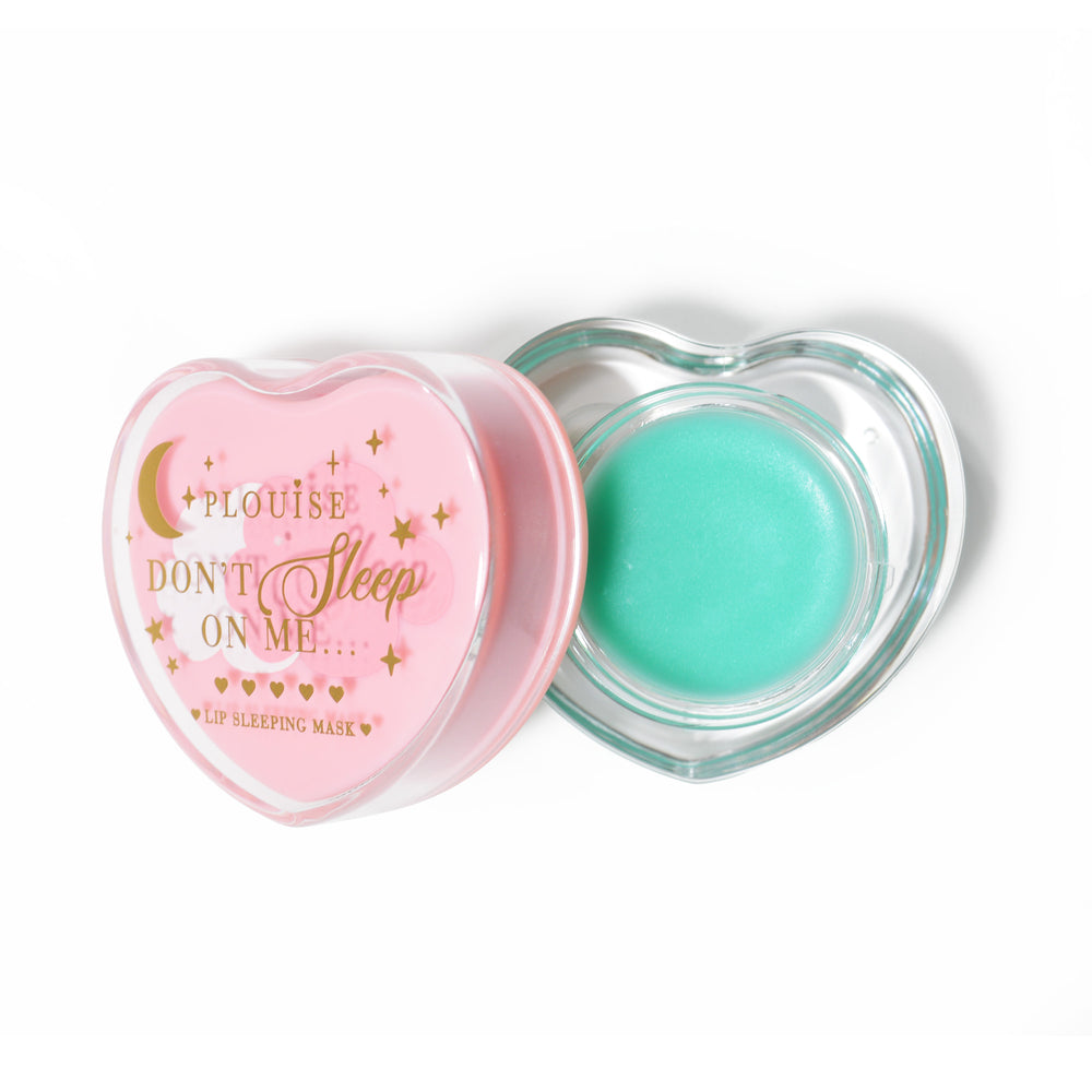 Masque de sommeil à lèvres en forme de coeur rose avec le couvercle retiré sur fond blanc