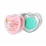 Masque de sommeil à lèvres en forme de coeur rose avec le couvercle retiré sur fond blanc