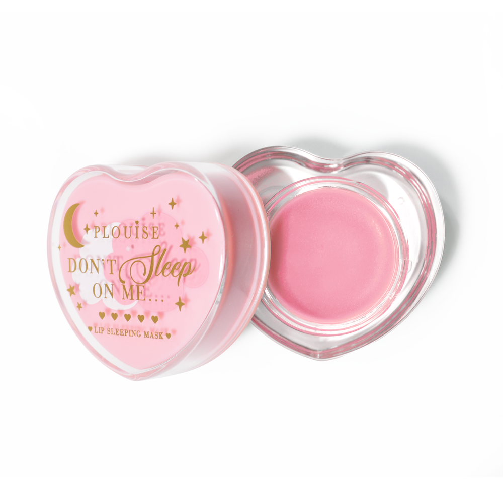 Masque de sommeil à lèvres en forme de coeur rose avec le couvercle retiré sur fond blanc