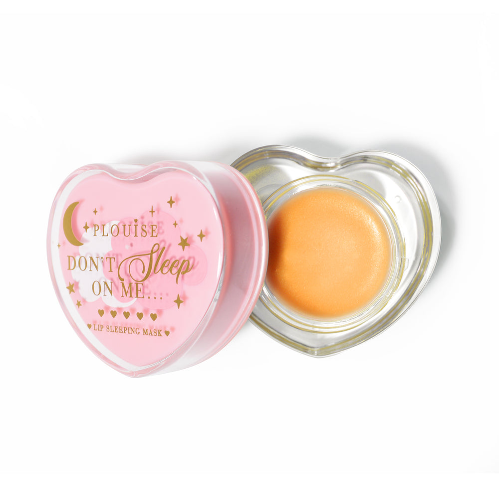 Masque de sommeil à lèvres en forme de coeur rose avec le couvercle retiré sur fond blanc