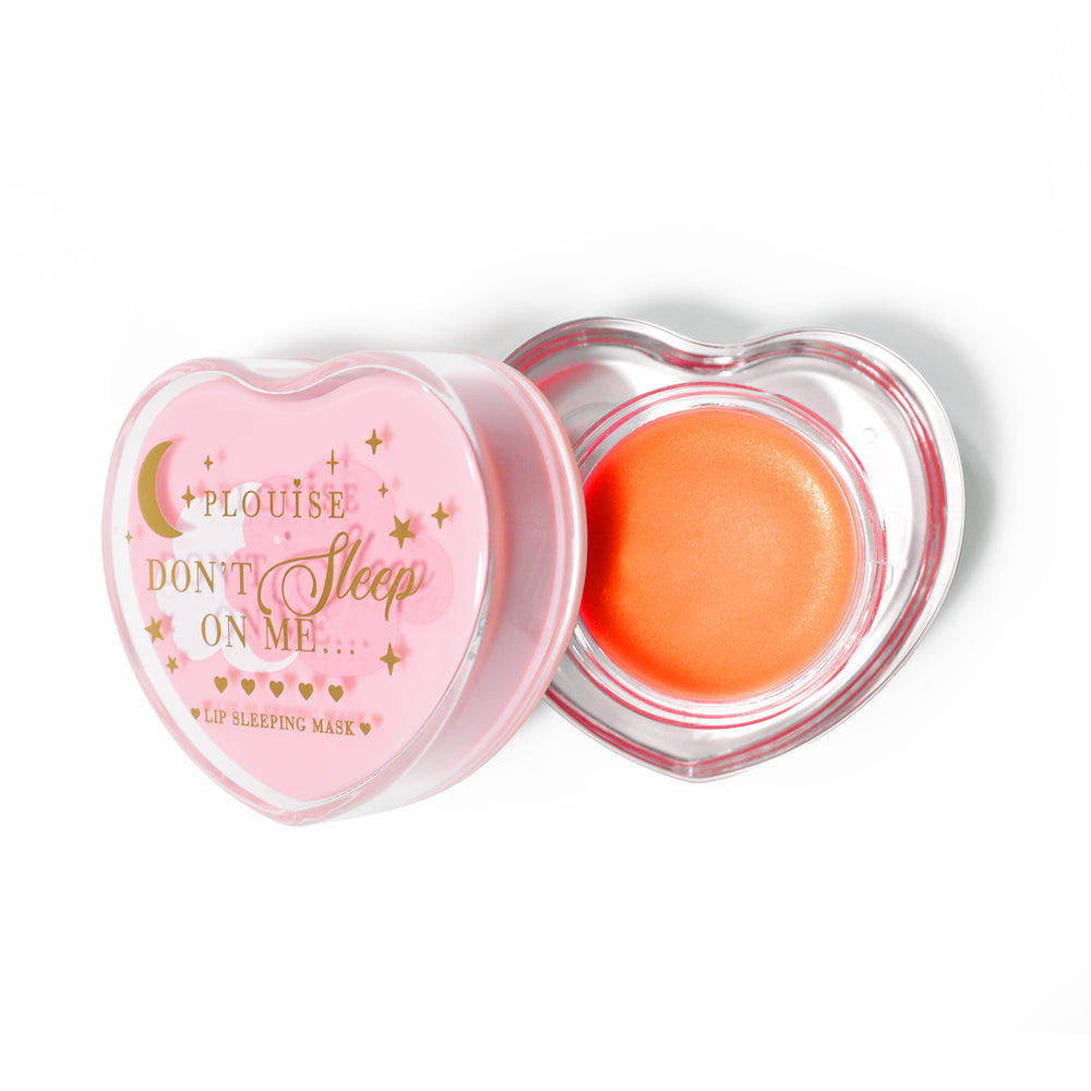 Masque de sommeil à lèvres en forme de coeur rose avec le couvercle retiré sur fond blanc