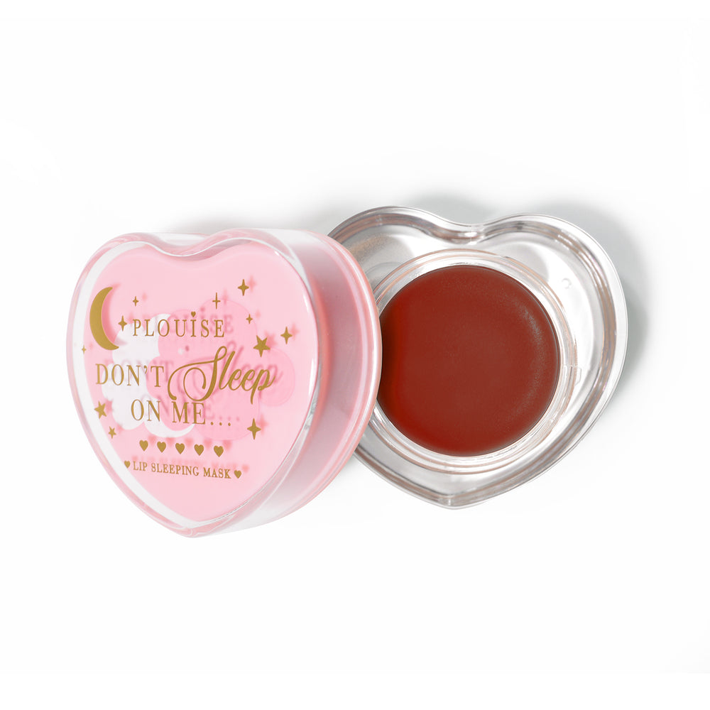 Masque de sommeil à lèvres en forme de coeur rose avec le couvercle retiré sur fond blanc
