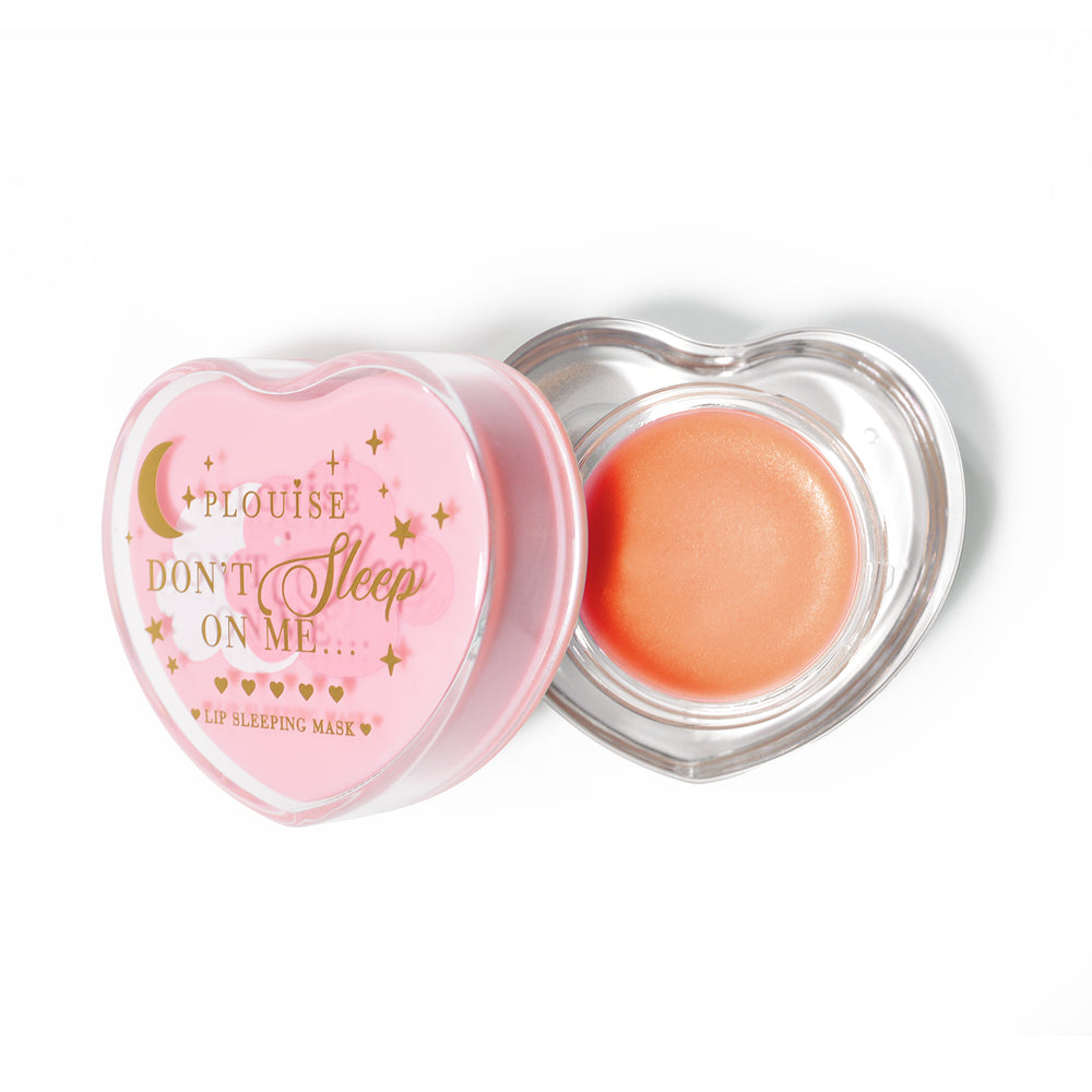 Masque de sommeil à lèvres en forme de coeur rose avec le couvercle retiré sur fond blanc