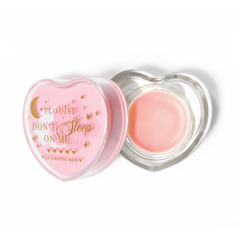 Masque de sommeil à lèvres en forme de coeur rose avec le couvercle retiré sur fond blanc