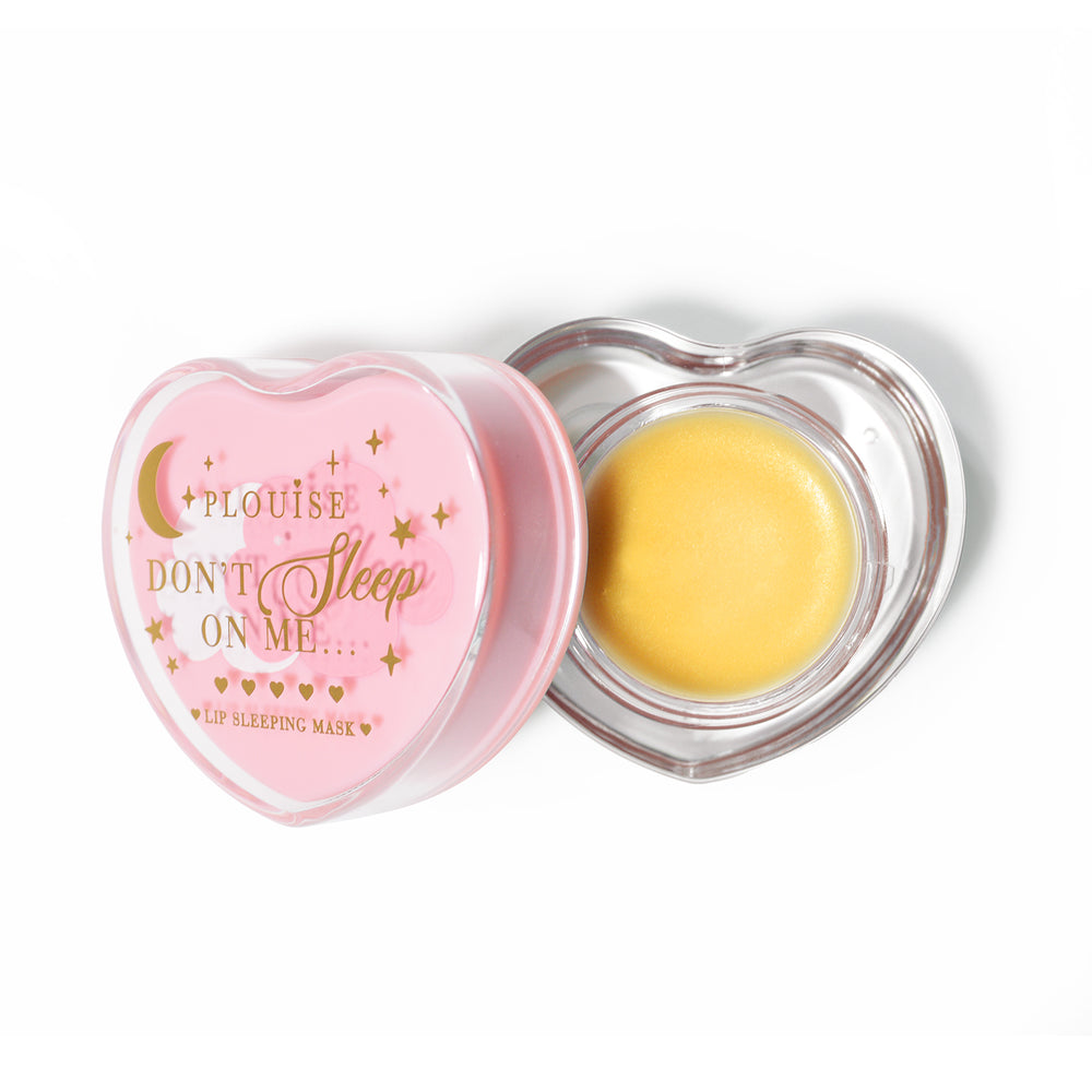 Masque de sommeil à lèvres en forme de coeur rose avec le couvercle retiré sur fond blanc