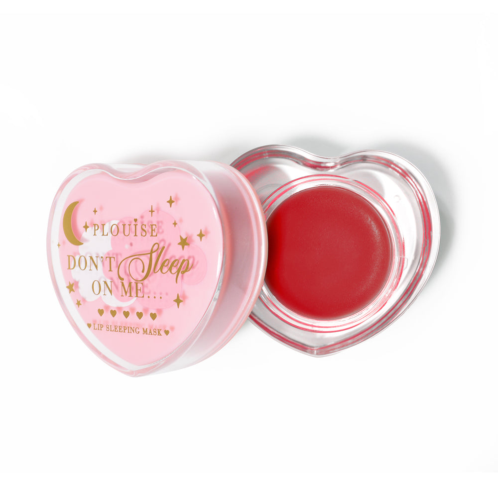 Masque de sommeil à lèvres en forme de coeur rose avec le couvercle retiré sur fond blanc