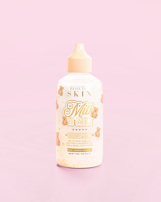Une bouteille du démaquillant laiteux P.Louise Milk It Melt au parfum de gâteau à la noix de coco sur fond rose
