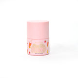 Bouteille rose de P.Louise Pass The Plump Lip Treatment sur fond blanc