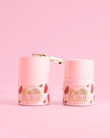 Deux pots roses de P.Louise Pass The Plump Lip Treatment avec motif pastèque sur fond rose