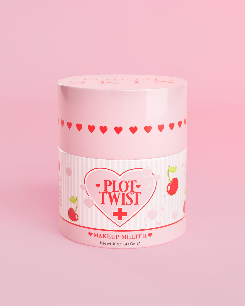 Un contenant rose de baume nettoyant fondant P.Louise Plot Twist Makeup avec des motifs de coeur et de cerise sur l'étiquette sur fond rose